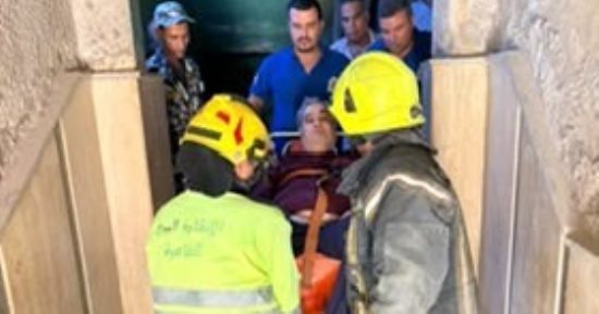 الداخلية تنقل مريضًا غير قادر على الحركة للمستشفى.. صور