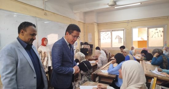 رئيس جامعة بنها يتفقد سير الامتحانات بكلية التربية النوعية.. صور