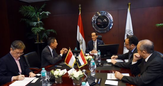 الرئيس التنفيذى للهيئة العامة للاستثمار وسنغافورة يبحثان تعميق التعاون