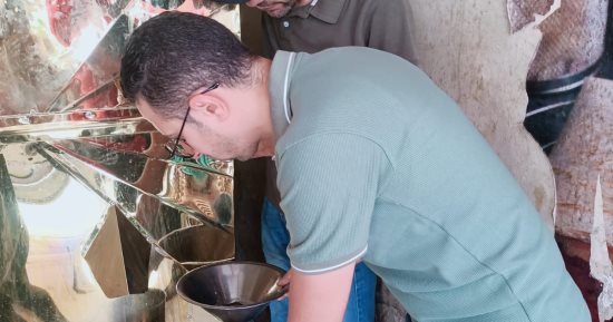 تموين سوهاج يضبط "ثاني أكسيد التيتانيوم" المحظور بإحدى محال العصائر