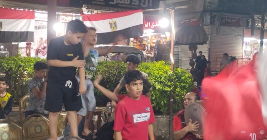 كلنا وراء مصر.. طبل ومزمار في بنها قبل مباراة مصر وبلجيكا في كأس العالم.. فيديو