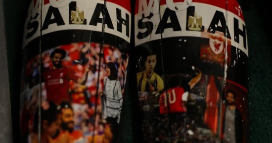 زوجة محمد صلاح وإمام عاشور على واقى القدم قبل مباراة بلجيكا ..صور