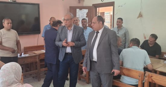 مدير تعليم القليوبية يتابع العمل بكنترول الشهادة الإعدادية 