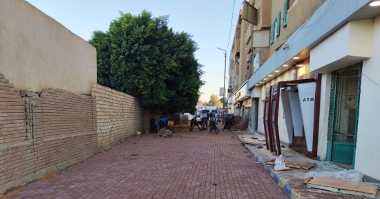 بدء تركيب بلاط الإنترلوك بمنطقة البنك الزراعى بمدينة الباويطى.. صور