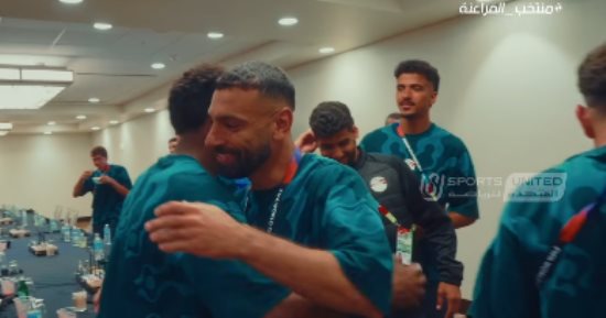 منتخب مصر يفاجئ محمد صلاح بـ"تورتة" عيد ميلاده بعد نهاية مباراة بلجيكا.. فيديو