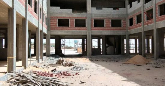 محافظ الوادى الجديد: استكمال إنشاء أكبر مستشفى بالفرافرة