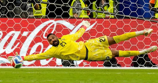 محمد العويس يسجل رقما قياسيا كأكثر الحراس تصديًا فى مباراة واحدة بمونديال 2026