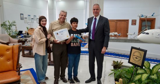 رئيس الشركة القابضه لمصر للطيران يستقبل طفلًا شغوفًا بعالم الطيران