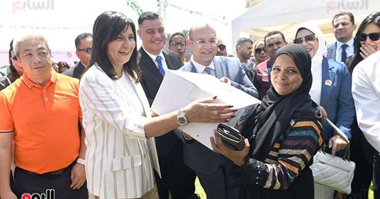 السفيرة نبيلة مكرم توزع هدايا على الأسر وتستمع لقصص نجاحهم بمبادرة أمل جديد.. صور 