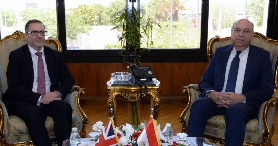 وزير الطيران المدنى يبحث مع سفير بريطانيا تعزيز التعاون فى قطاع الطيران