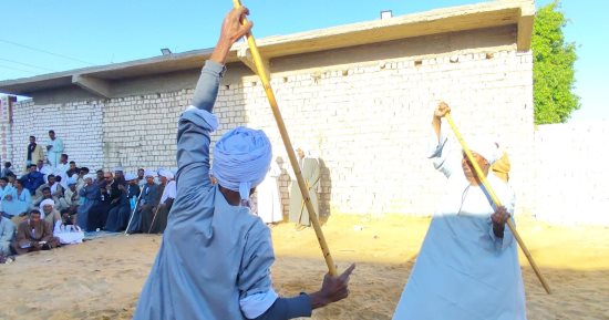 التحطيب فى أفراح الصعيد.. عصا المحبة والشهامة تتراقص على أنغام المزمار بقرية فارس فى أسوان.. عادة تراثية تحولت للوحة شعبية تجمع أبناء المحافظات فى ليالى الزواج والمرماح وتحافظ على الهوية الجنوبية.. صور