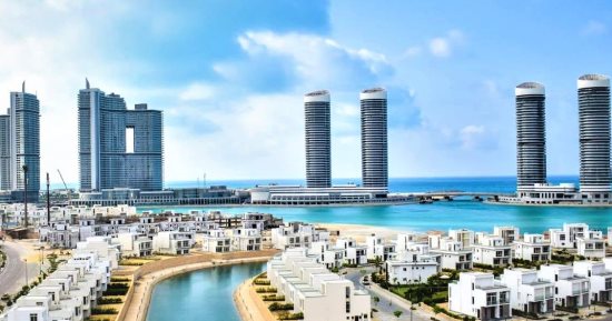 العلمين أيقونة مدن الجمهورية الجديدة.. حولت المنطقة إلى وجهة سياحية فريدة.. تجمع بين النسق المعماري الحضاري والطبيعة الخلابة.. والاستثمار الذكي للإمكانيات خلق حالة من الزخم والرواج بالساحل الشمالي.. صور