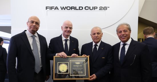 إنفانتينو يهدى أبو ريدة تذكار كأس العالم باسم الرئيس السيسى