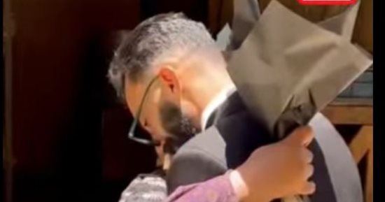 عرفت تربى.. خريج هندسة يفاجئ والدته في مكان عملها.. ومشهد مؤثر يخطف القلوب