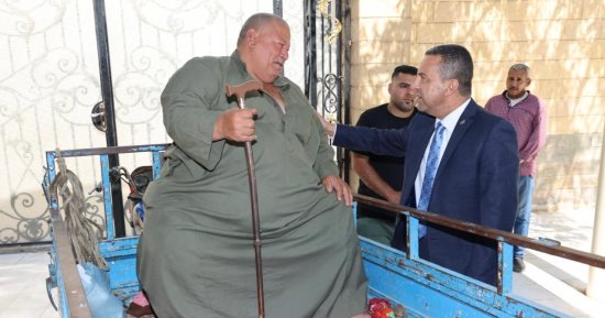 محافظ المنوفية يلتقى مسنا ويوجه رئيس مدينة بركة السبع بفحص شكواه وحلها فورا