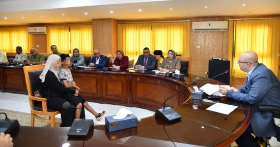 محافظ الفيوم يوجه بتوفير مشروعات ومساعدات لعدد من السيدات المعيلات الأولى بالرعاية
