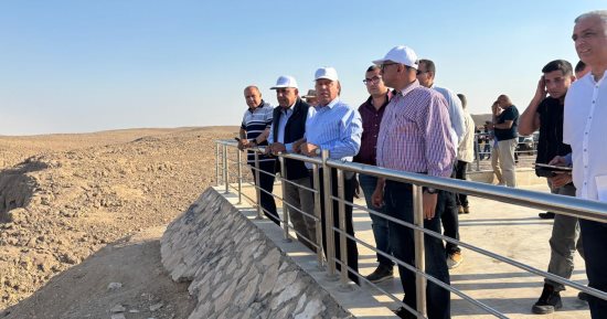 وزيرا النقل والكهرباء يتفقدان مواقع مشروعات طاقة الرياح بجبل سحابة وعتاقة