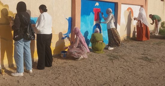 "بالرسم هنجمل بلدنا".. مشاركة شباب عزبة البرج فى تطوير شوارع دمياط