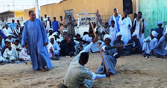 التحطيب في أفراح الصعيد.. رقصة الشهامة على أنغام المزمار