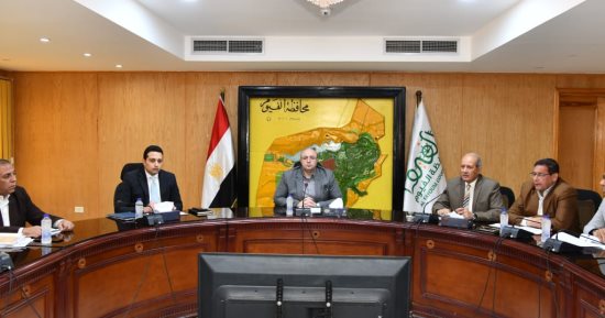 محافظ الفيوم يتابع معدلات الأداء بملف التصالح فى مخالفات البناء