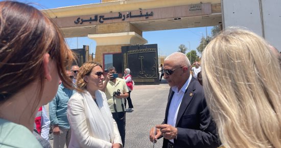 محافظ شمال سيناء يصطحب وفدا دبلوماسيا وبرلمانيا هولنديا فى جولة تفقدية بمعبر رفح البرى