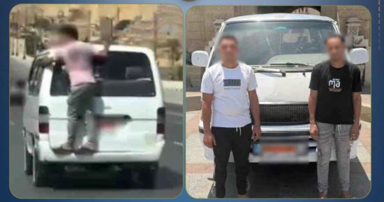 ضبط سائق ميكروباص سمح لشخص بالتعلق في الباب الخلفي.. فيديو