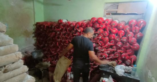 ضبط منشأة غير مرخصة لتعبئة طفايات الحريق بمواد مجهولة المصدر فى الجيزة