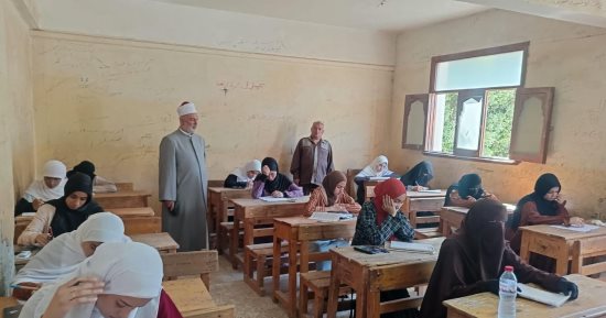 طلاب الأزهر بسوهاج يؤدون امتحان الكيمياء ورئيس المنطقة يتفقد لجان دار السلام