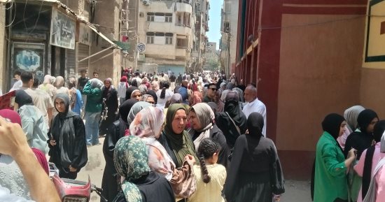 أولياء أمور طلاب الثانوية العامة يستقبلون الطلاب عقب خروجهم من اللجان بالشرقية