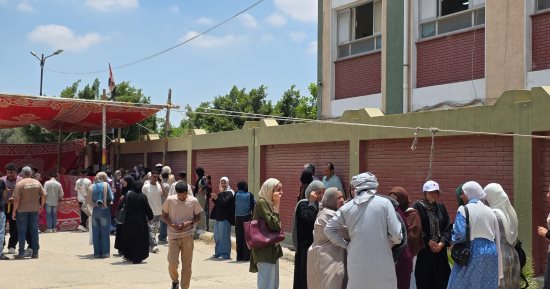 طلاب لجنة محمد الطيب بالغردقة يشتكون من انقطاع التيار الكهربى أثناء أداء امتحان العربى
