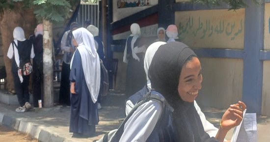 طلاب الثانوية العامة بأسوان يبدون سعادتهم بسهولة امتحان اليوم.. فيديو