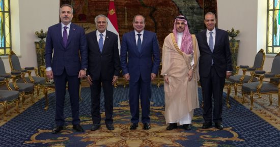 الرئيس السيسى يستقبل وزراء خارجية باكستان والسعودية وتركيا ويؤكد أهمية التنسيق الرباعى لمواجهة أزمات الإقليم.. الرئيس يشدد: الاتفاق بين أمريكا وإيران يجب أن يضمن أمن دول مجلس التعاون الخليجى والدول العربية