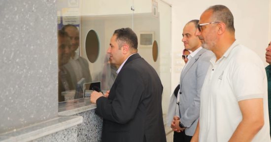 محافظ دمياط يتفقد المركز التكنولوجي لخدمة المواطنين بالبراشية ويشيد بجهود رئيس الوحدة القروية