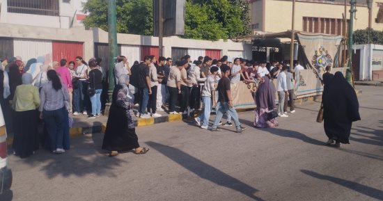 دخول طلاب الثانوية العامة لجان الامتحانات بالمنيا.. فيديو وصور