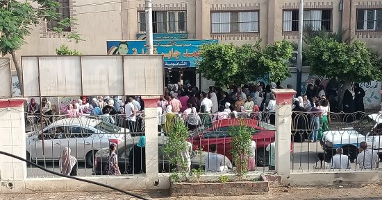 مصحوبين بدعوات أولياء الأمور.. دخول طلاب الثانوية العامة فى بنى سويف للجان 