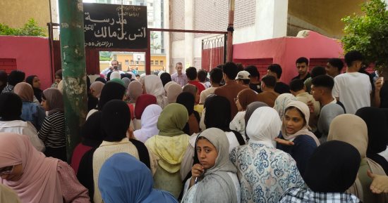ممنوع الهواتف والساعات الذكية.. لحظة دخول طلاب الثانوية العامة بالقليوبية للجان