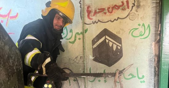 الحماية المدنية تسيطر على ثعبان عثر عليه بشقة فى مصر القديمة.. صور