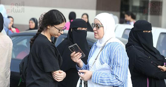 طلاب الثانوية العامة يبدأون امتحان الدين.. اللجان الامتحانية تمنع دخول التليفونات المحمولة بتفتيش الطلاب.. صفحات الغش تزعم تسريب الأسئلة والتعليم تكذبها.. أولياء الأمور يدعمون أبناءهم أمام اللجان.. صور