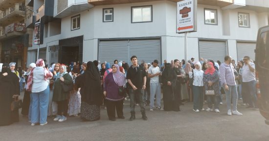 توافد طلاب الثانوية العامة على اللجان بمدرسة جمال عبد الناصر بالجيزة