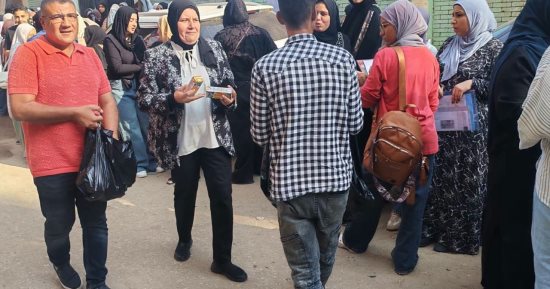 رئيس مدينة شبرا الخيمة توزع المياه والعصائر على طلاب الثانوية العامة أمام اللجان