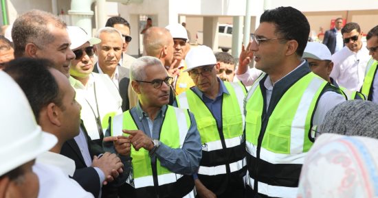 وزير الصناعة يصل بنى سويف لتفقد محطة معالجة الصرف الصناعى بكوم أبو راضى