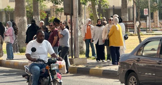 توتر وترقب.. أولياء الأمور في انتظار طلاب الثانوية العامة أمام لجان بورسعيد.. صور