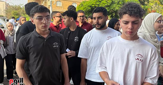 أولياء الأمور بالجيزة يساندون أبناءهم في أول أيام الثانوية العامة