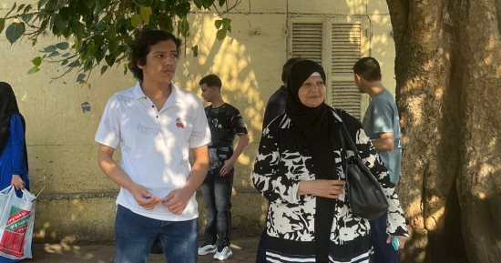 "حلمى أشوفه فى جامعة القاهرة".. جدة تساند حفيدها أمام لجان الثانوية العامة