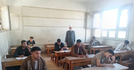 رئيس منطقة سوهاج الأزهرية يتفقد لجان امتحان الإحصاء