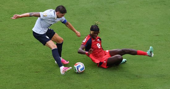 أوروجواي يتفوق على الرأس الأخضر 2 - 1 في شوط أول مثير.. فيديو وصور