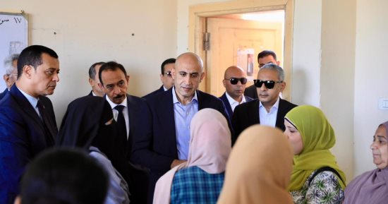 وزير التعليم ومحافظ سوهاج يتفقدان مدرسة الروافع.. ويؤكدان تطبيق الانضباط بحزم