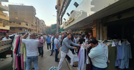 حملة مكبرة بشارع ضياء فى الطالبية لرفع تعديات الباعة على الطريق العام.. صور