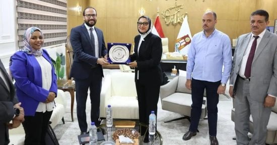 محافظ الوادي الجديد تبحث تطوير تكتلات التمور بالتعاون مع اليونيدو بتكلفة 8 مليون يورو