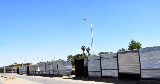 محافظ أسوان: تنظيم أوضاع المحال بسور السكة الحديد بالسيل